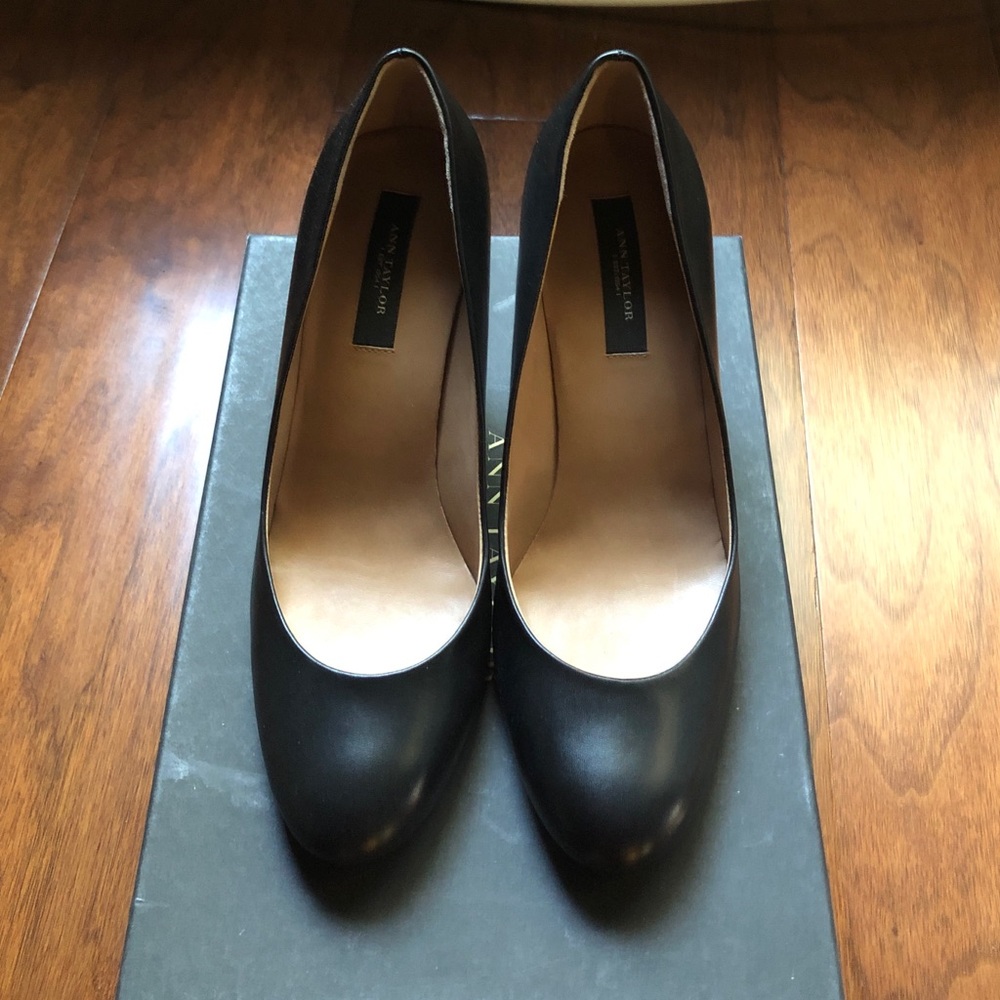 Ann Taylor black leather pumps